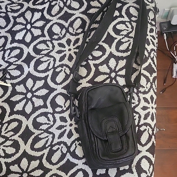 Leather by Carsen leather bag for  portable charger or a camera - Picture 2 of 5